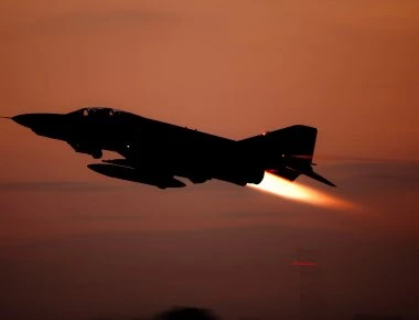 F-4E: Οι «γερόλυκοι» της ΠΑ εντυπωσιάζουν ακόμη και στις απογειώσεις (βίντεο)